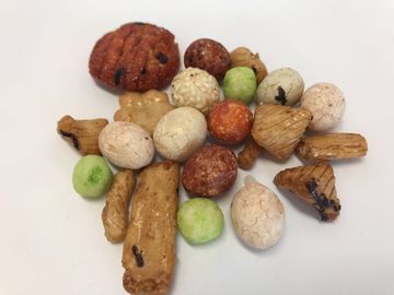 La miscela sana del dado delle arachidi rivestite fa un spuntino l'ingrediente crudo sano setacciato dimensione