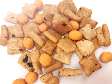 Il preparato arrostito puro salato saporito del cracker del riso ha ricoperto gli spuntini misti arachidi