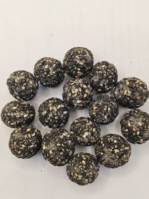 Cinque barrette di sesamo nero e arachidi croccanti - sesamo nero, bacche nero, fagioli neri, bacche nero, miscela di riso nero