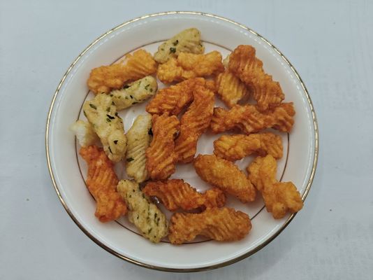 Biscotti di riso misto con acqua di mare e salsa di soia