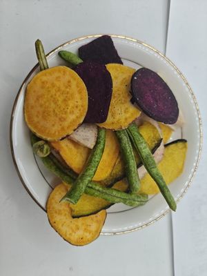 Chips di frutta e verdura con chips di frutta e verdura