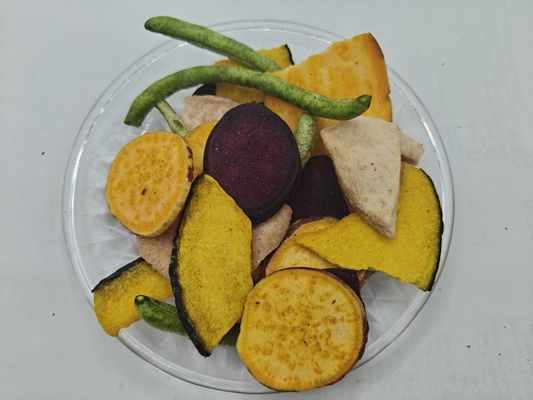 Chips di frutta e verdura con chips di frutta e verdura
