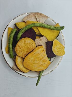 Chips di frutta e verdura con chips di frutta e verdura