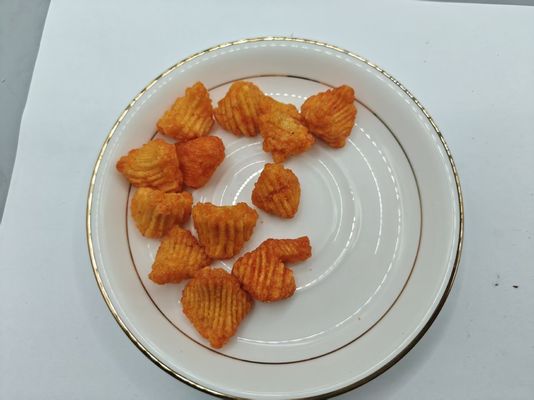 Si gode di snack gonfiati a forma di lumaca per una deliziosa esperienza di merenda