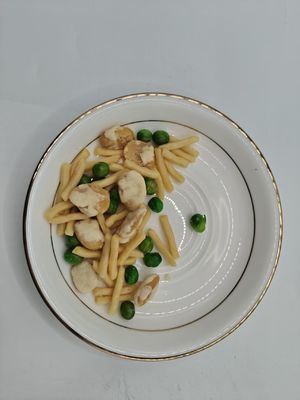 Snack di fette miste di gamberi e fagioli al forno con sale