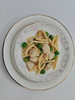 Fregate di gamberetti e fagioli miscelate al sale
