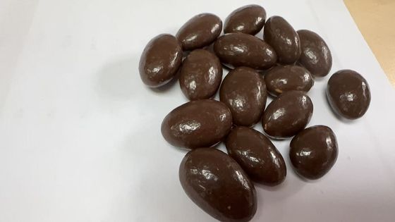 Frutta secca ricoperta di cioccolato (mandorle) & Frutta secca ricoperta di cioccolato allo yogurt (mandorle)