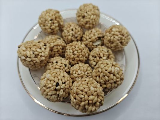 Confezioni sfuse di palline di riso e frutta secca ad alto contenuto proteico