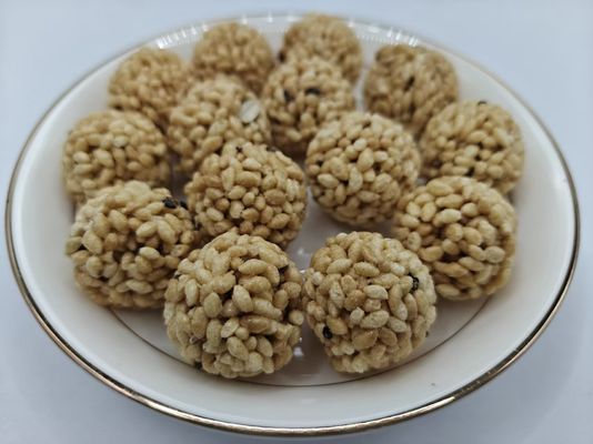 Confezioni sfuse di palline di riso e frutta secca ad alto contenuto proteico
