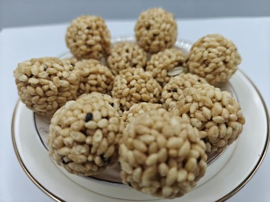 Confezioni sfuse di palline di riso e frutta secca ad alto contenuto proteico