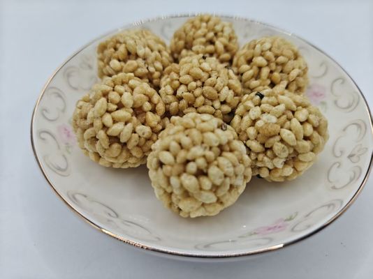 Confezioni sfuse di palline di riso e frutta secca ad alto contenuto proteico