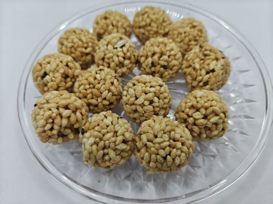 Confezioni sfuse di palline di riso e frutta secca ad alto contenuto proteico