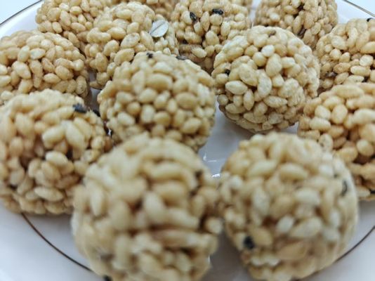 Confezioni sfuse di palline di riso e frutta secca ad alto contenuto proteico