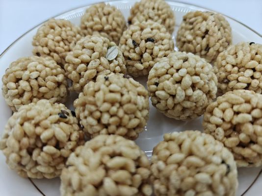 Confezioni sfuse di palline di riso e frutta secca ad alto contenuto proteico