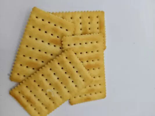 Crackers salati al latte, soda e sale certificati BRC ISO - Snack salato croccante e stratificato senza grassi trans per ufficio e famiglia