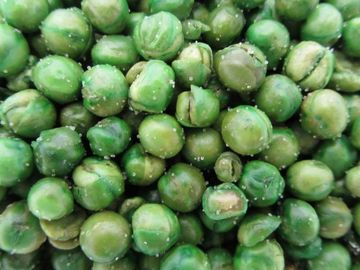 I piselli croccanti deliziosi di sapore dell'aglio fanno un spuntino la vitamina e la proteina speciali