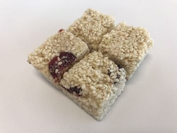 Il mazzo croccante misto del dado del sesamo fa un spuntino NON GMO sano