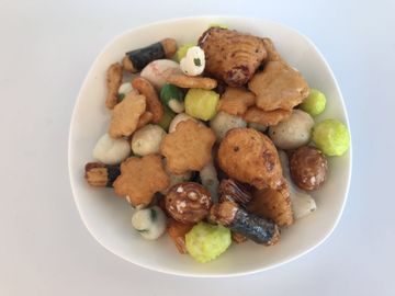 Il preparato piccante del cracker degli spuntini dell'alimento riso/dell'arachide 2 ipocalorico in rivenditore insacca