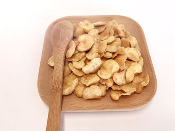 Gusto croccante salato fritto dello spuntino delle fave con il certificato medico
