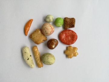 Il certificato halal ha ricoperto le arachidi miste ha salato gli spuntini variopinti dei cracker piccanti del riso
