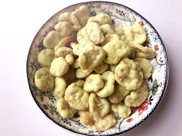 Spuntini rivestiti delle fave di sapore del Wasabi halal con l'amido di mais modificato