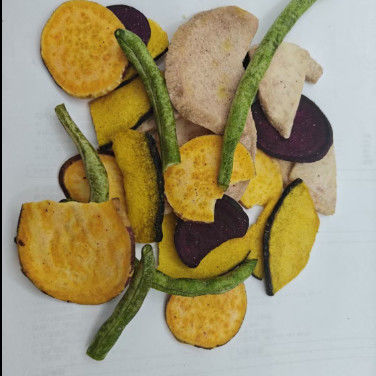 Chips di frutta e verdura con chips di frutta e verdura