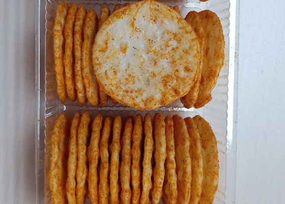 Il BARBECUE non OMG di BRC arrostito intorno ai cracker del riso fa un spuntino i gusti saporiti e croccanti