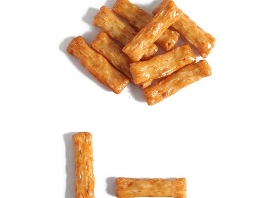 IL BARBECUE HALAL dell'OEM, il formaggio, il BARBECUE, le bugole piccanti, ecc condiscono gli spuntini saporiti naturali del riso di salute croccante dei cracker