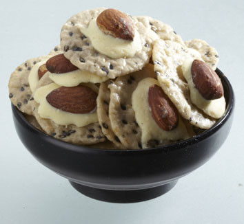 Il preparato croccante del cracker del riso della mandorla al forno sana non OMG di HACCP fa un spuntino il prodotto cinese del riso