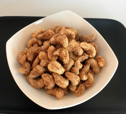 Spuntini croccanti degli anacardii del carbone e croccanti sani arrostiti rivestiti certificati cascer/halal del dado